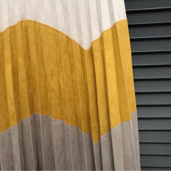 Zara Faux Suede Pleated Midi Skirt, Chevron Like Pattern, Size Small - Picture 4 of 10